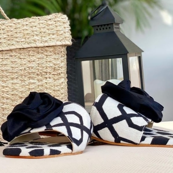 Elegant Black and White Flat Sandals with a Black Flower on Top - Picture 2 of 3